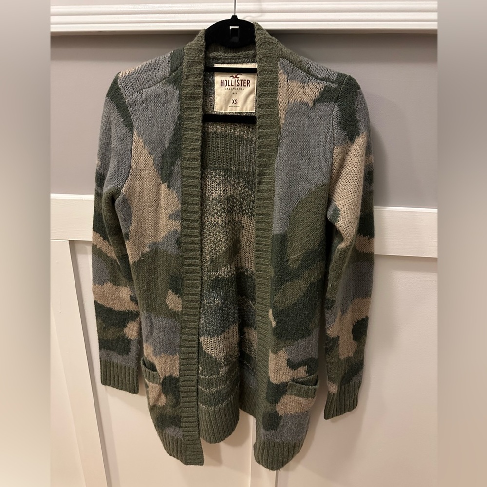 Hollister women’s Green Camo Sweater size XS